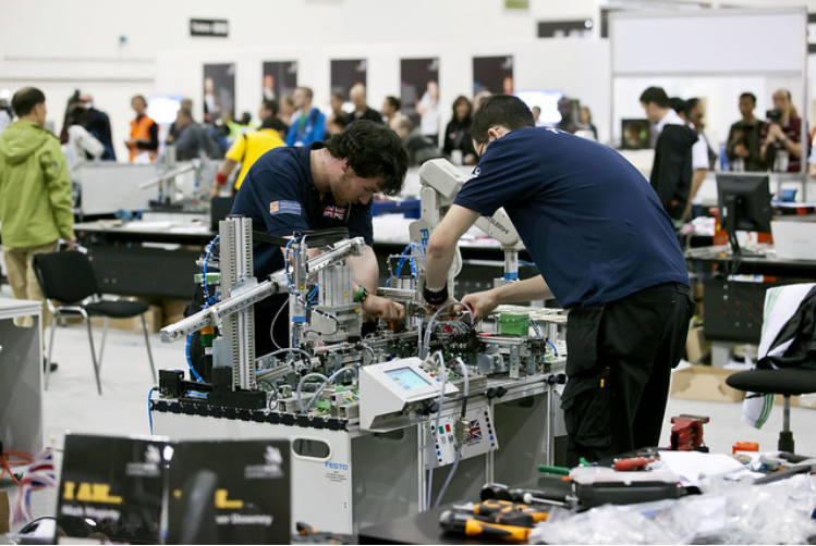 Descubra o que um engenheiro mecatrônico faz e quanto ganha