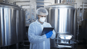 Engenheiro de alimentos trabalha em fábricas para verificar qualidade de produtos
