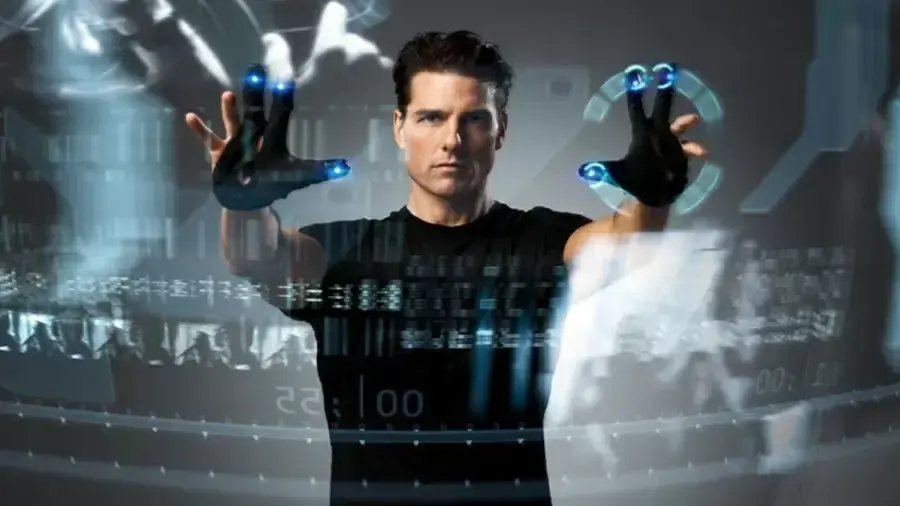 Filme Minority Report mostra Tom Cruise utilizando uma tela virtual, acessando cenas de uma gravação de vídeo.