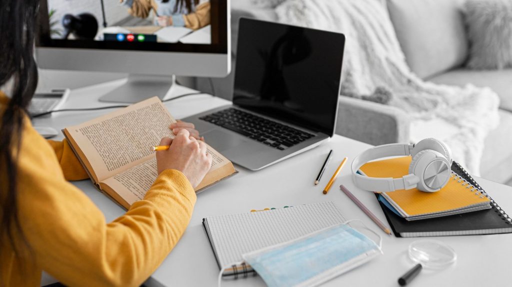 Estudante assiste a uma aula depois de montar uma rotina de estudos para quem estuda de tarde, a partir do seu cronograma.